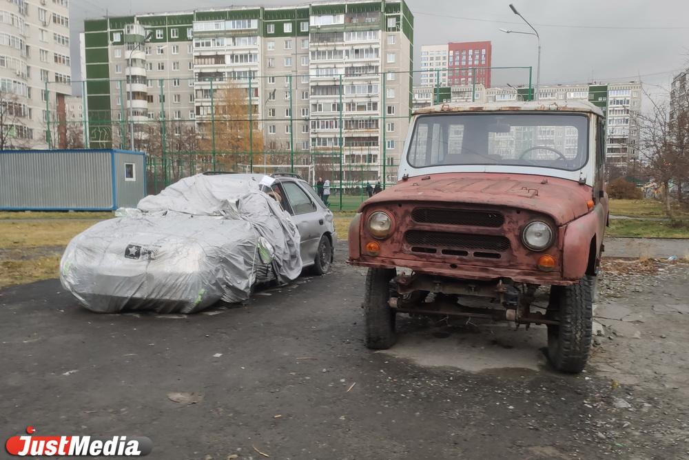 Мэрия Екатеринбурга планирует отправлять брошенные автомобили на СВО - Фото 1