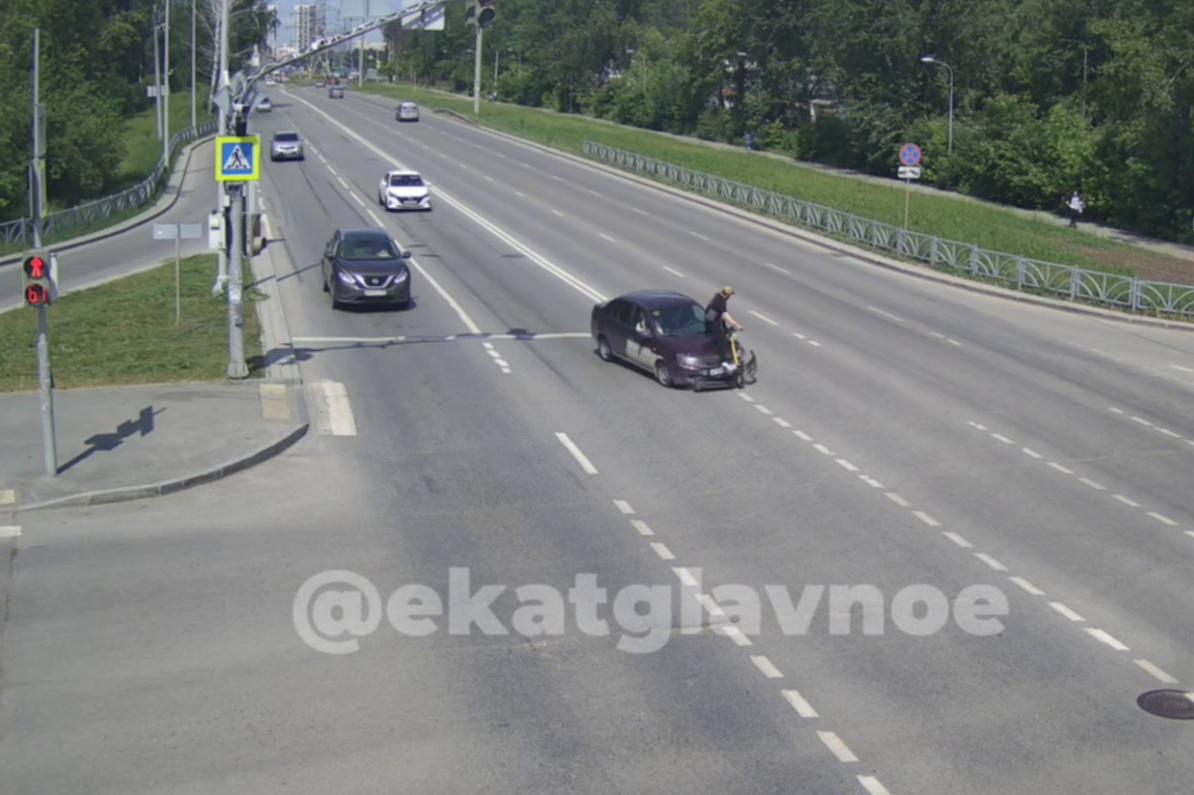 На Вторчермете автоледи на легковушке на полном ходу снесла самокатчика - Фото 1