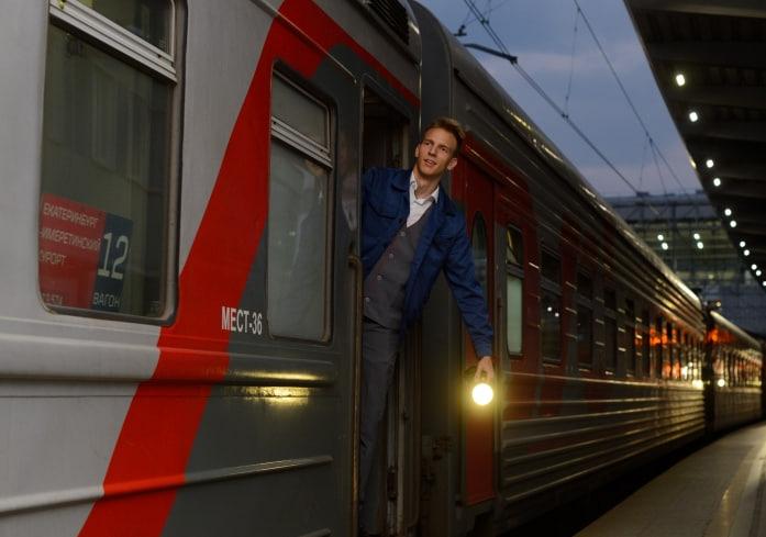 Более полутора тысяч студентов будут работать проводниками уральских поездов дальнего следования этим летом   - Фото 1