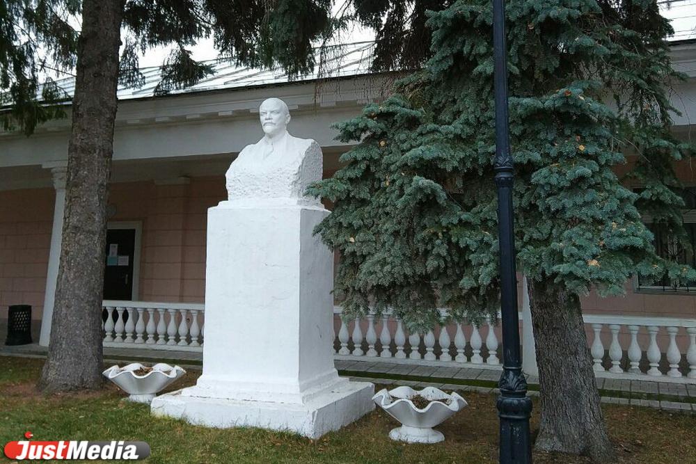 В Дендропарке на 8 Марта обновят бюст Ленину и входную группу администрации - Фото 1
