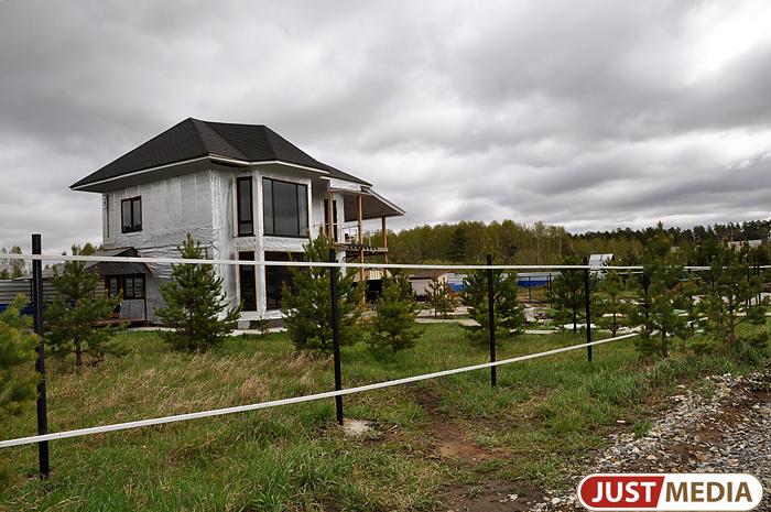 Свердловчанин повредил соседский забор и теперь заплатит за это более 180 тысяч рублей - Фото 1