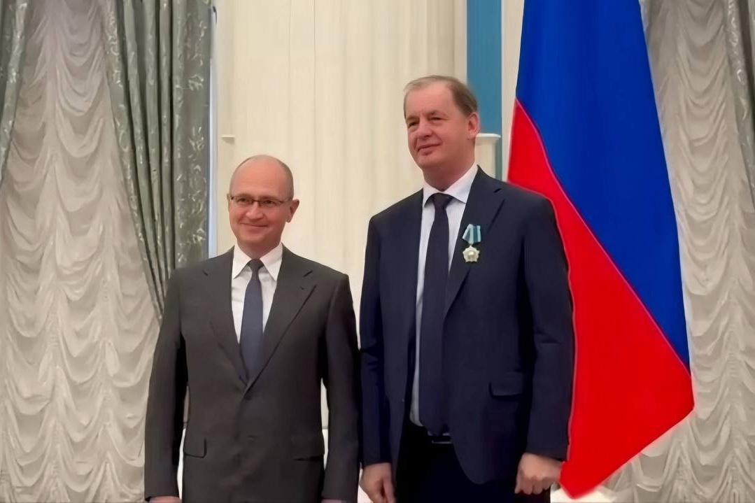 Сергей Кириенко вручил орден Дружбы Андрею Симановскому - Фото 1