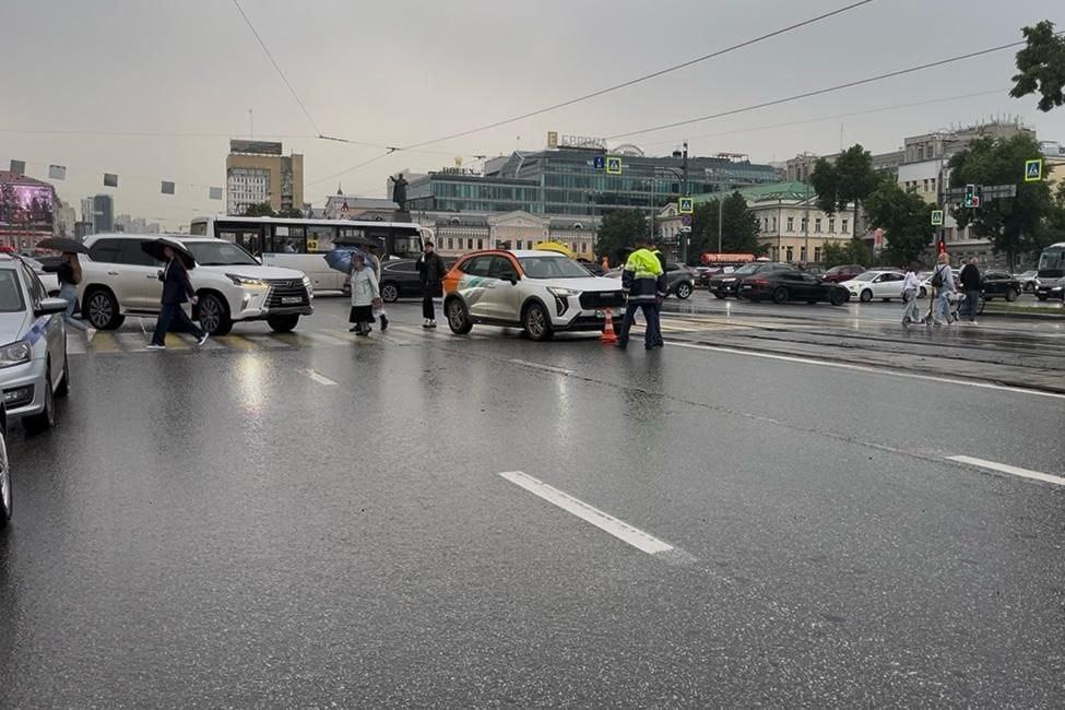 Каршеринговый кроссовер сбил маму с ребенком под окнами мэрии Екатеринбурга - Фото 1