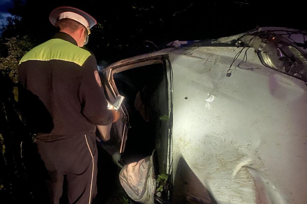 В Свердловской области водитель Ford при ДТП вылетел через лобовое и погиб - Фото 1