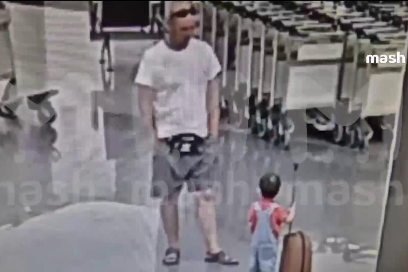 В Шереметьево двухлетний малыш впал в кому после того, как мужчина бросил его на пол - Фото 1