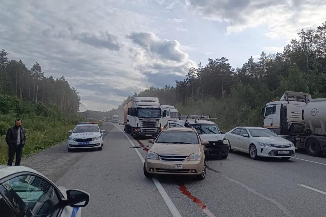 На ЕКАДе водитель грузовика снес три иномарки, стоящие в пробке - Фото 1