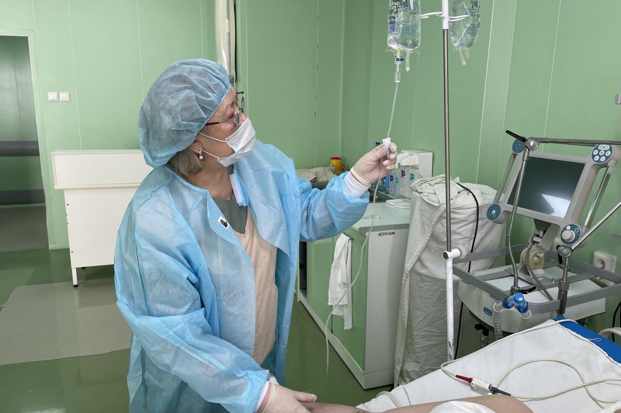 В Екатеринбурге врачи спасли мужчину, который выпал из окна и был на грани смерти - Фото 1