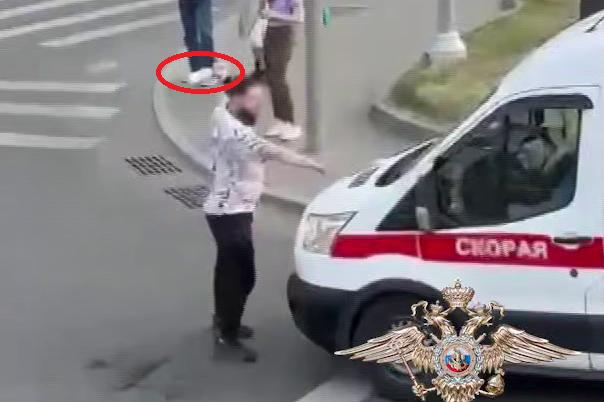 В Москве задержали мужчину, который разбил бутылку о лобовое «скорой» и ударил водителя - Фото 1