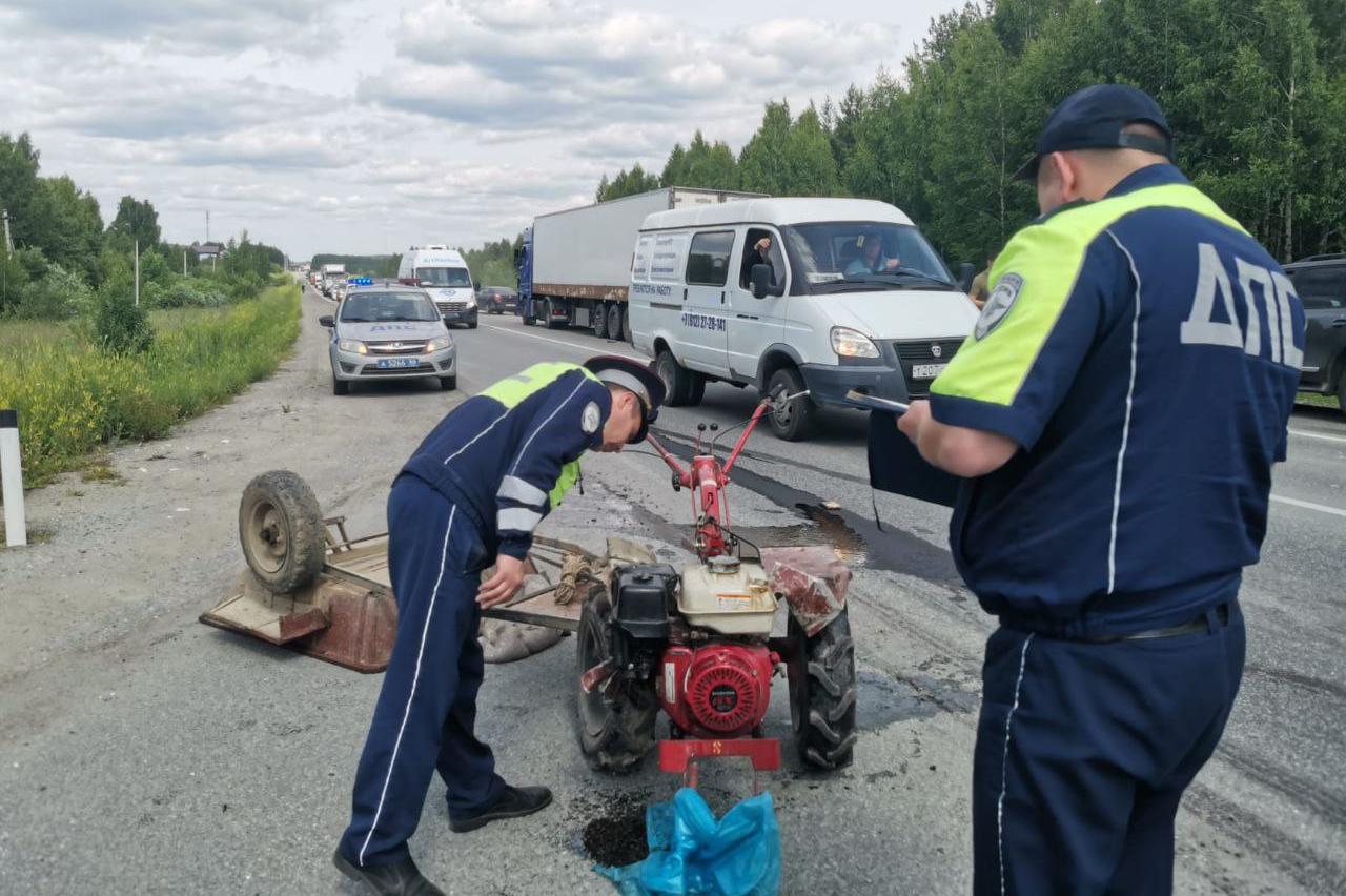 Под Березовским в столкновении с грузовиком погиб водитель мотоблока - Фото 1