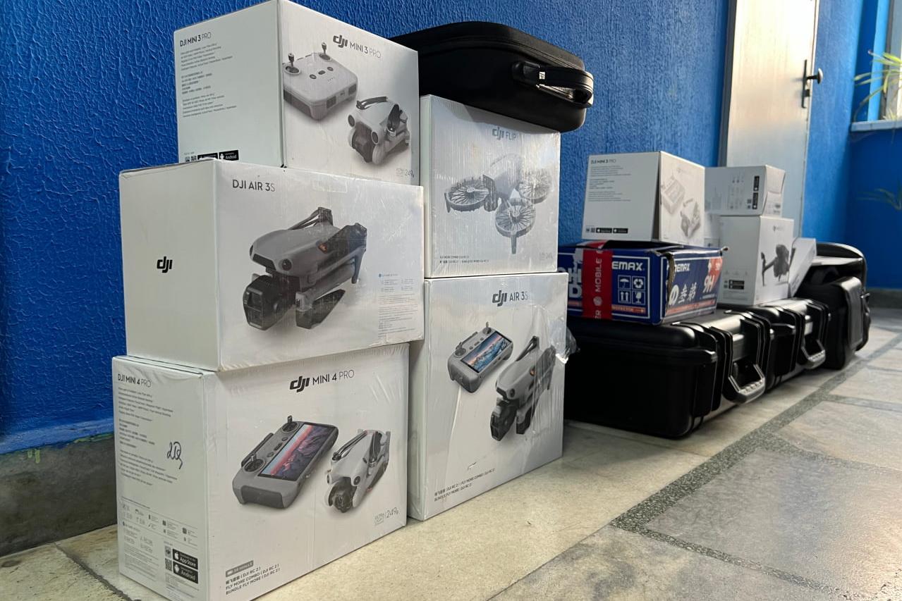 В Екатеринбурге задержали молодых людей, укравших дроны в магазине - Фото 1