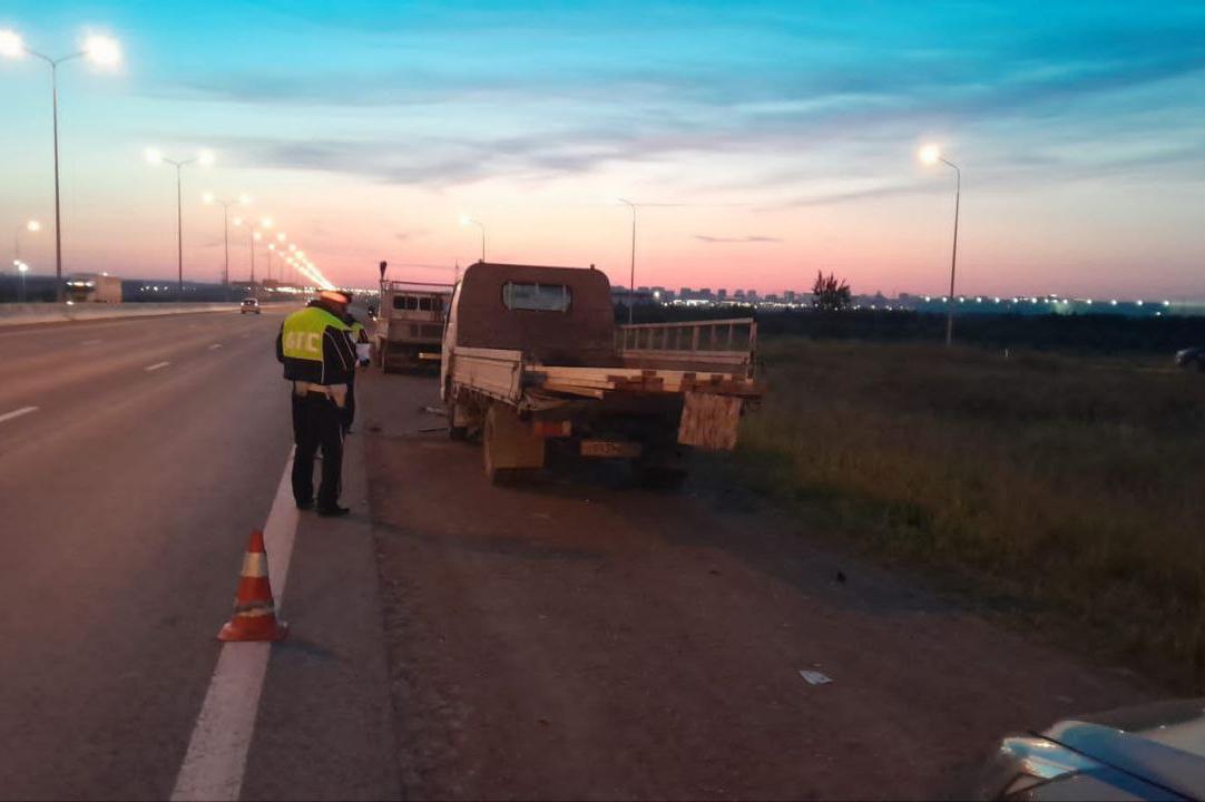 На ЕКАДе пьяный водитель МАЗа снес две машины на обочине и трех людей рядом - Фото 1