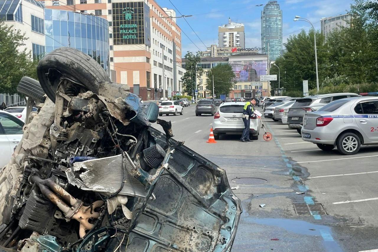 В центре Екатеринбурга произошло массовое ДТП - Фото 1