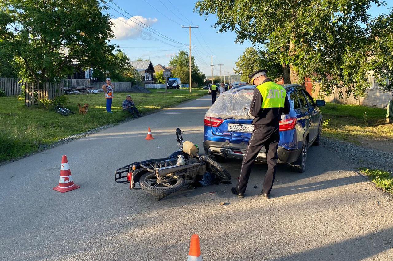 В Первоуральске водитель «Лады» снес мопед с подростками, которые ехали по «главной» - Фото 1