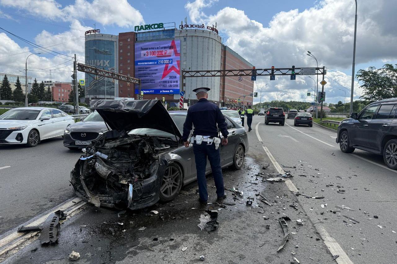 Возле парка Маяковского водитель Mercedes снес две машины на встречке и сбежал с места ДТП - Фото 1