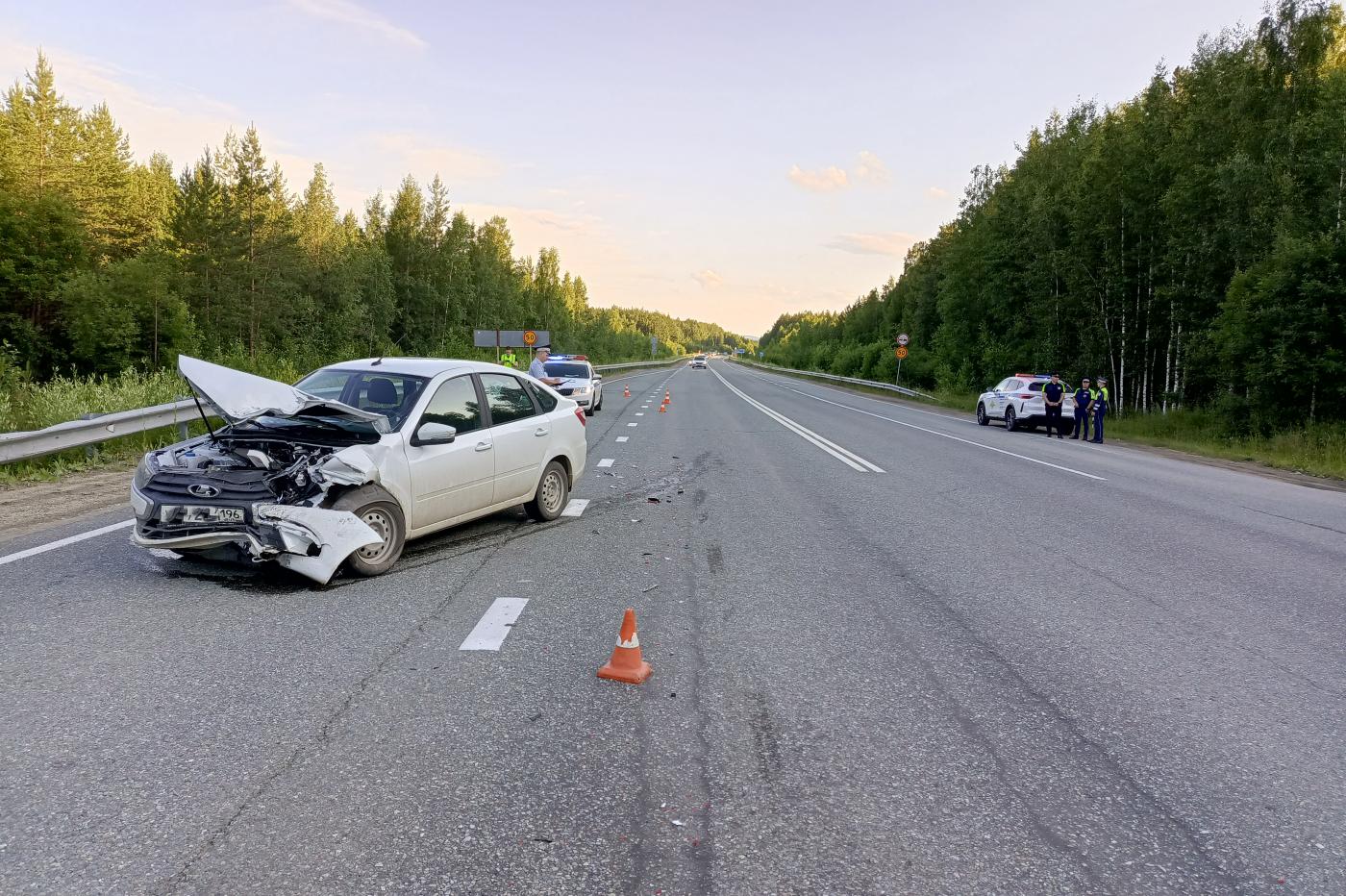 В Свердловской области в столкновении трех машин пострадали семилетняя девочка и ее брат - Фото 1