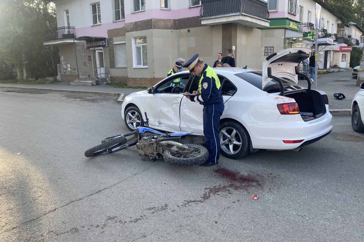 В Первоуральске пьяный водитель мотоцикла вместе с другом влетел в иномарку - Фото 1