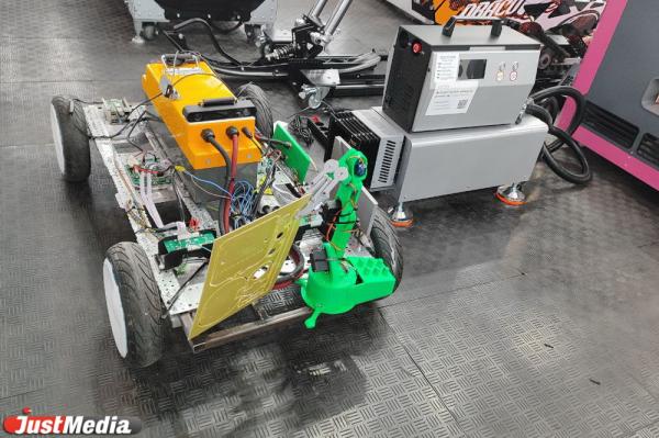 Уральский Горный университет показал роботелегу с ИИ на ИННОПРОМе-2025