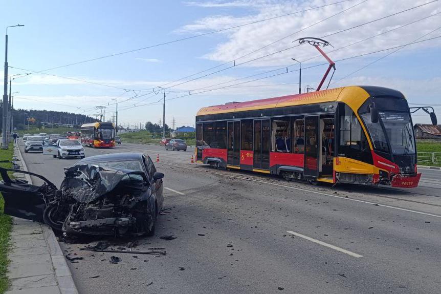 В Верхней Пышме водитель Audi, опаздывая на тренировку, покалечил дочь в ДТП с двумя трамваями - Фото 1
