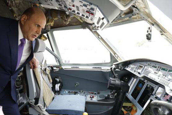 В аэропорту Кольцово Мишустину показали новый самолет Ил-114-300 - Фото 1