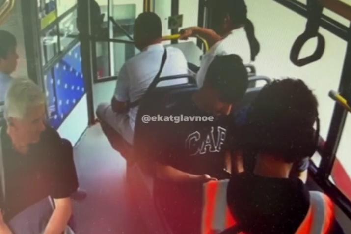 В Екатеринбурге кондуктор подрался с подростком в автобусе - Фото 1