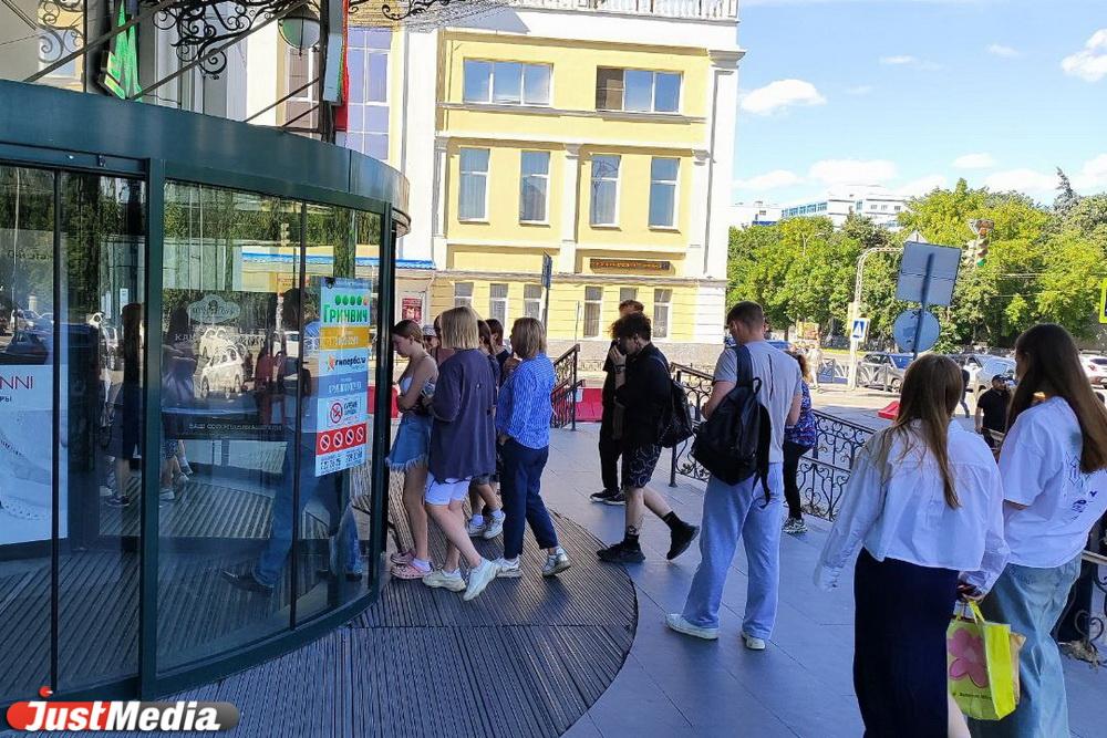 «Гринвич» после десятидневного перерыва принял первых покупателей - Фото 1