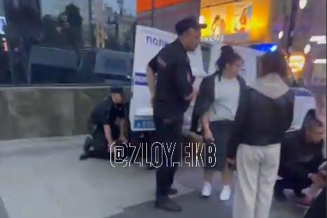 В Екатеринбурге на Вайнера сотрудники полиции задержали маму с маленьким ребенком - Фото 1