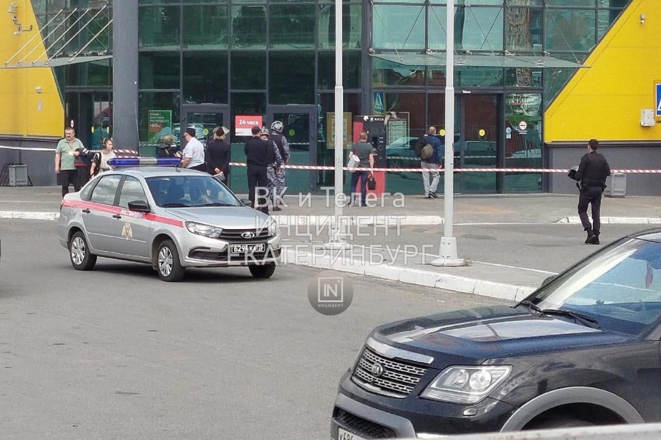 В Екатеринбурге полиция оцепила гипермаркет «Окей» на Ботанике - Фото 1