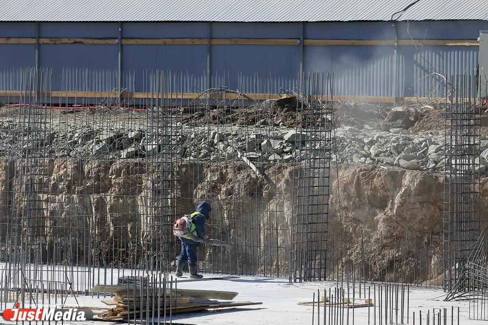 «Атомстройкомлекс» засыпает котлован на скандальной стройке на Раевского  - Фото 1