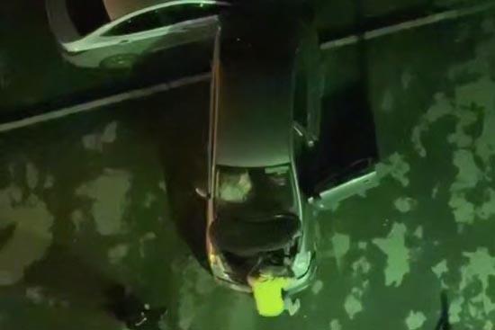 На юго-востоке Екатеринбурга водитель сбил ограждение и пару авто во дворе - Фото 1