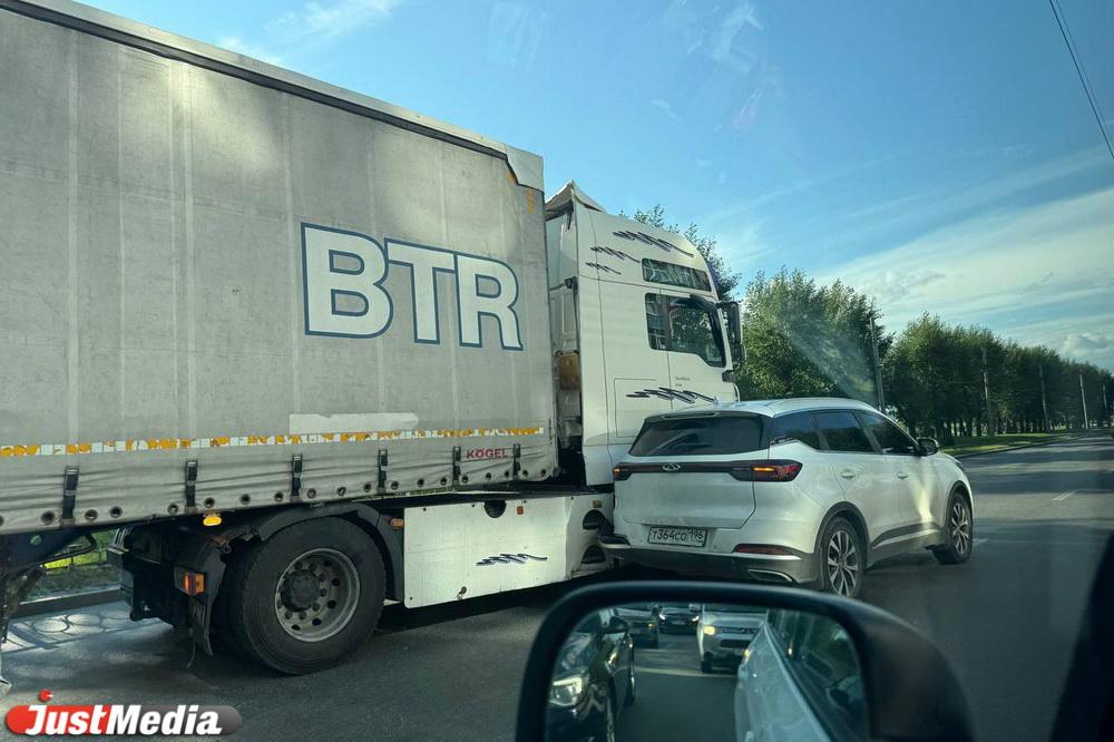 На дороге в сторону Верхней Пышмы фура врезалась в кроссовер - Фото 1