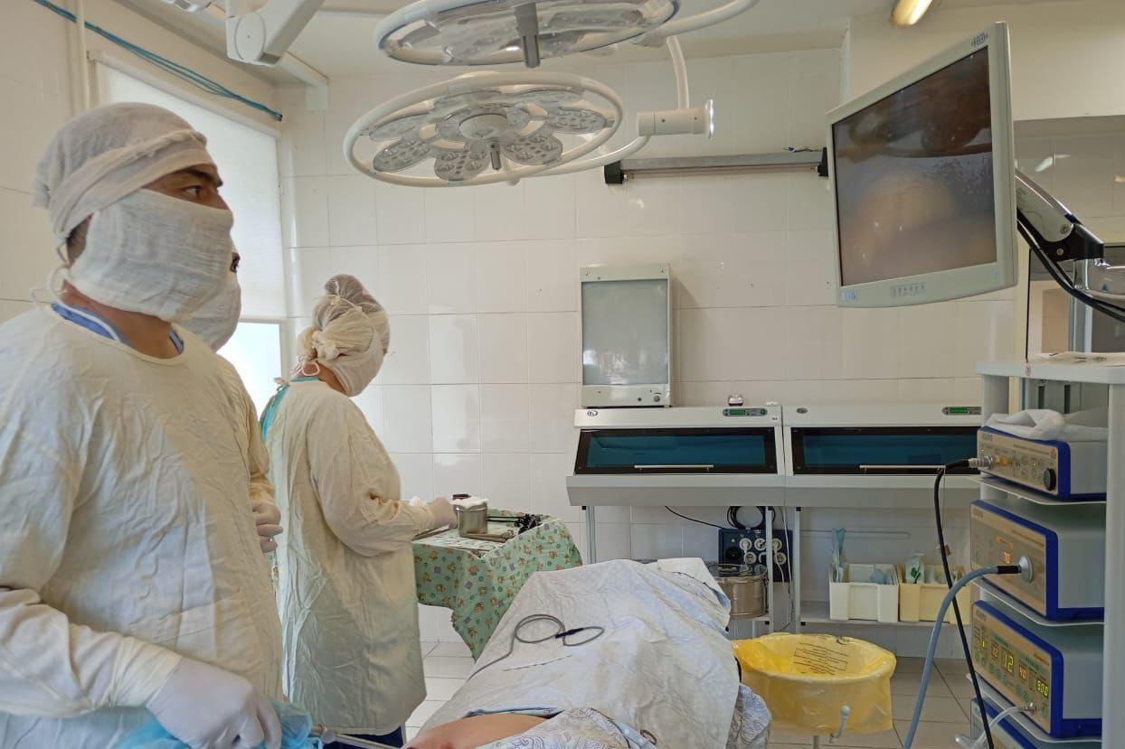 Медики Каменска-Уральского спасли женщину, которую токарь истыкал ножом в гаражах - Фото 1