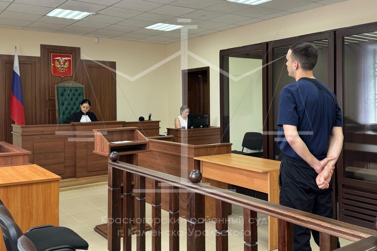 В Каменске-Уральском пьяный мужчина залез в машину полицейских и обматерил их - Фото 1