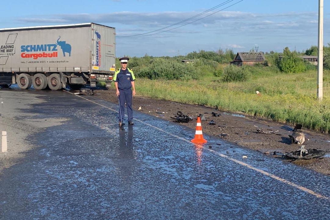 В Свердловской области женщина-водитель на «Рено» залетела под встречную фуру и погибла - Фото 1