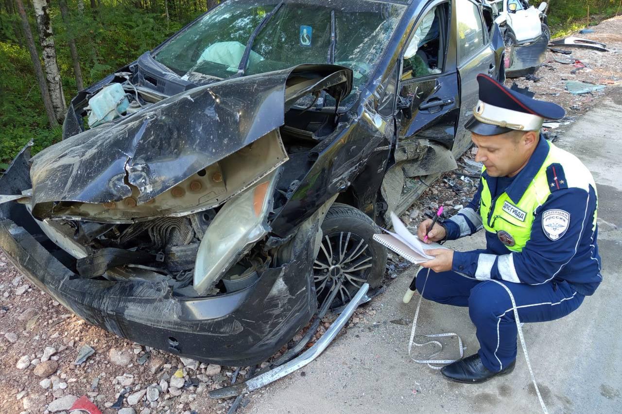 В Свердловской области водитель грузовика собрал «паровоз» из трех легковушек и фуры - Фото 1