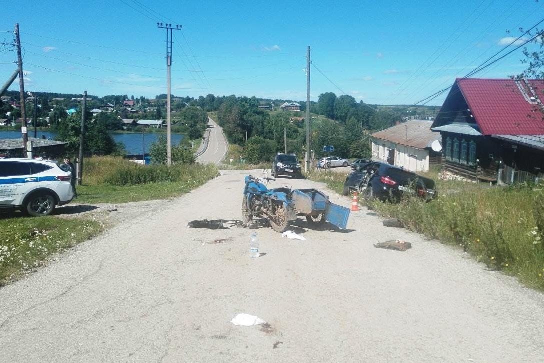 В Свердловской области двое мужчин на мотоцикле влетели в «Ладу» и попали в больницу - Фото 1