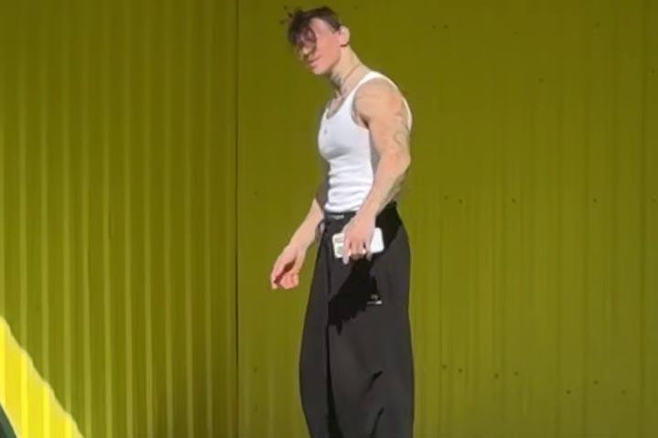 Niletto устроил концерт в детской беседке в Екатеринбурге - Фото 1