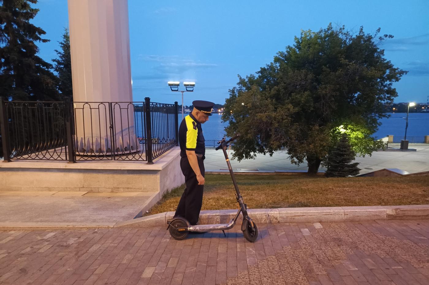 В Нижнем Тагиле самокатчик сбил на набережной 5-летнюю девочку - Фото 1