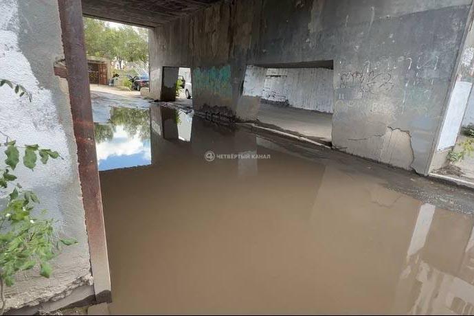 Во дворе рядом с Шарташским рынком Екатеринбурга образовалась зловонная лужа - Фото 1