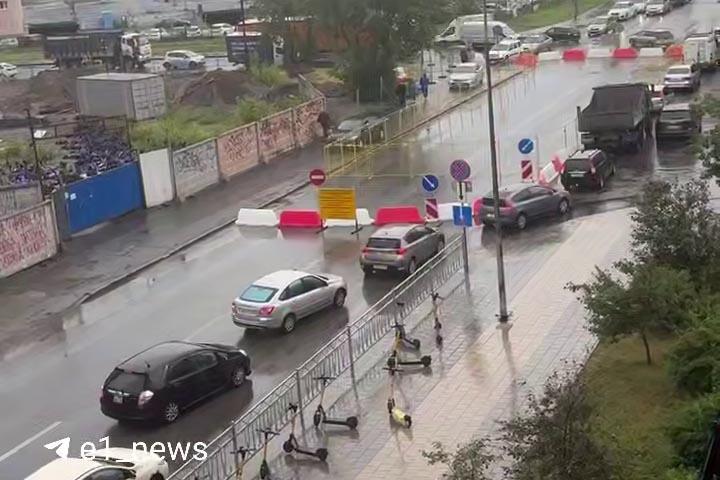 ЖБИ в Екатеринбурге встал в пробках из-за перекрытой улицы - Фото 1
