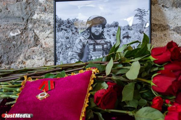 В Екатеринбурге почтили память военного корреспондента Ростислава Журавлева - Фото 1