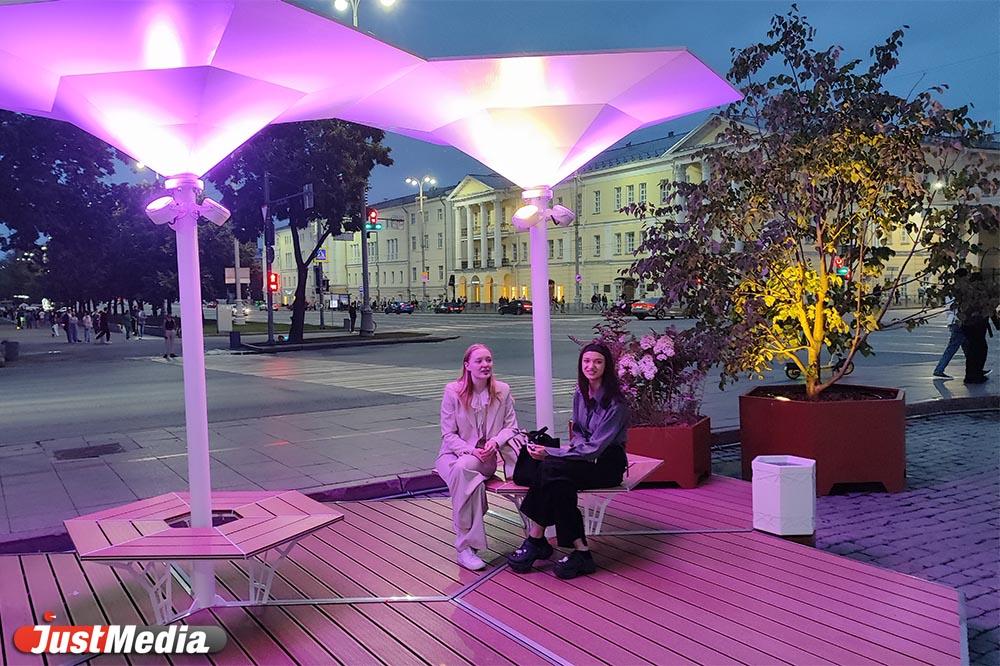 Как в Екатеринбурге открыли новое арт-пространство «Лето на площади». И что будет с парковкой   - Фото 1