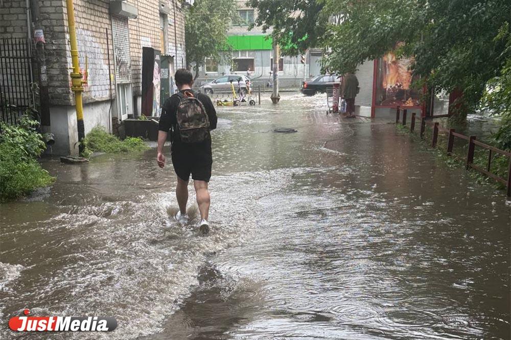 Участок в центре Екатеринбурга затопило из-за ливня - Фото 1