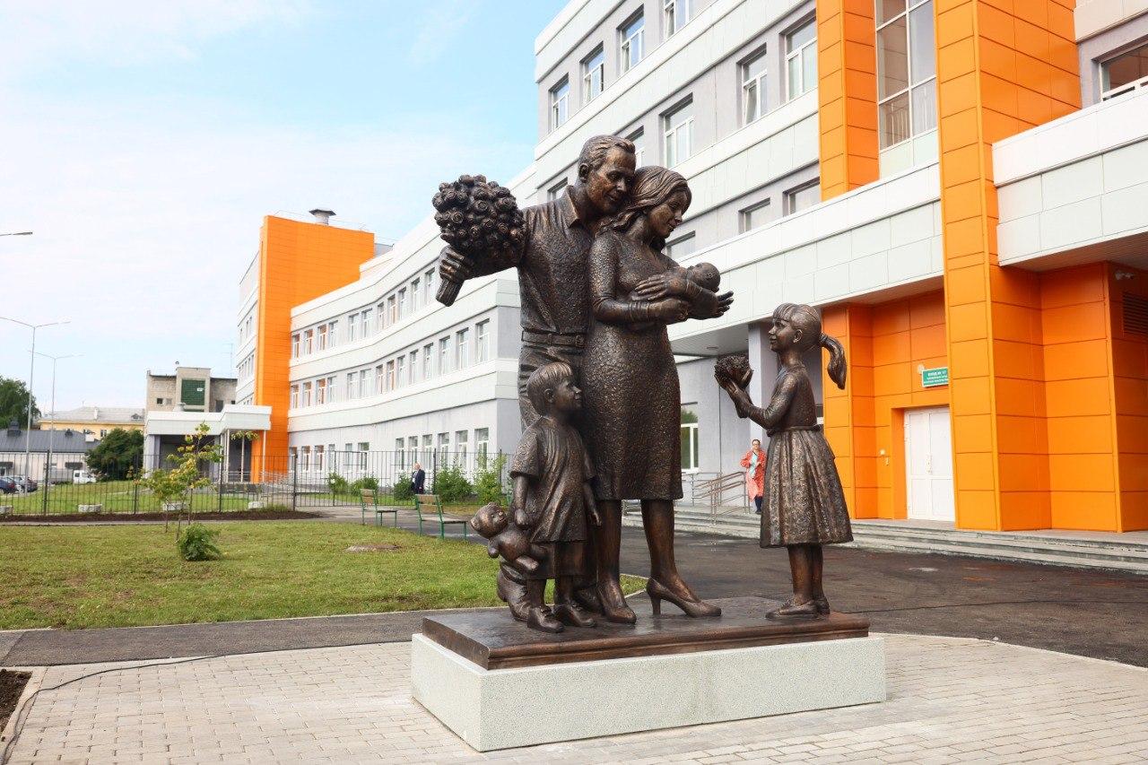 Скульптурная композиция «Счастливая семья» установлена на площадке родильного дома в Верхней Пышме - Фото 1