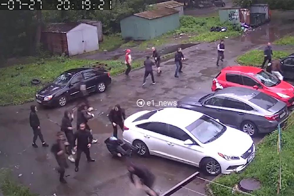 Более 30 человек: в Екатеринбурге празднование дня рождения закончилось массовой дракой - Фото 1
