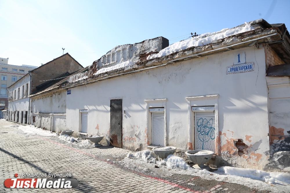 В Екатеринбурге в Литературном квартале начали демонтировать старинные здания - Фото 1
