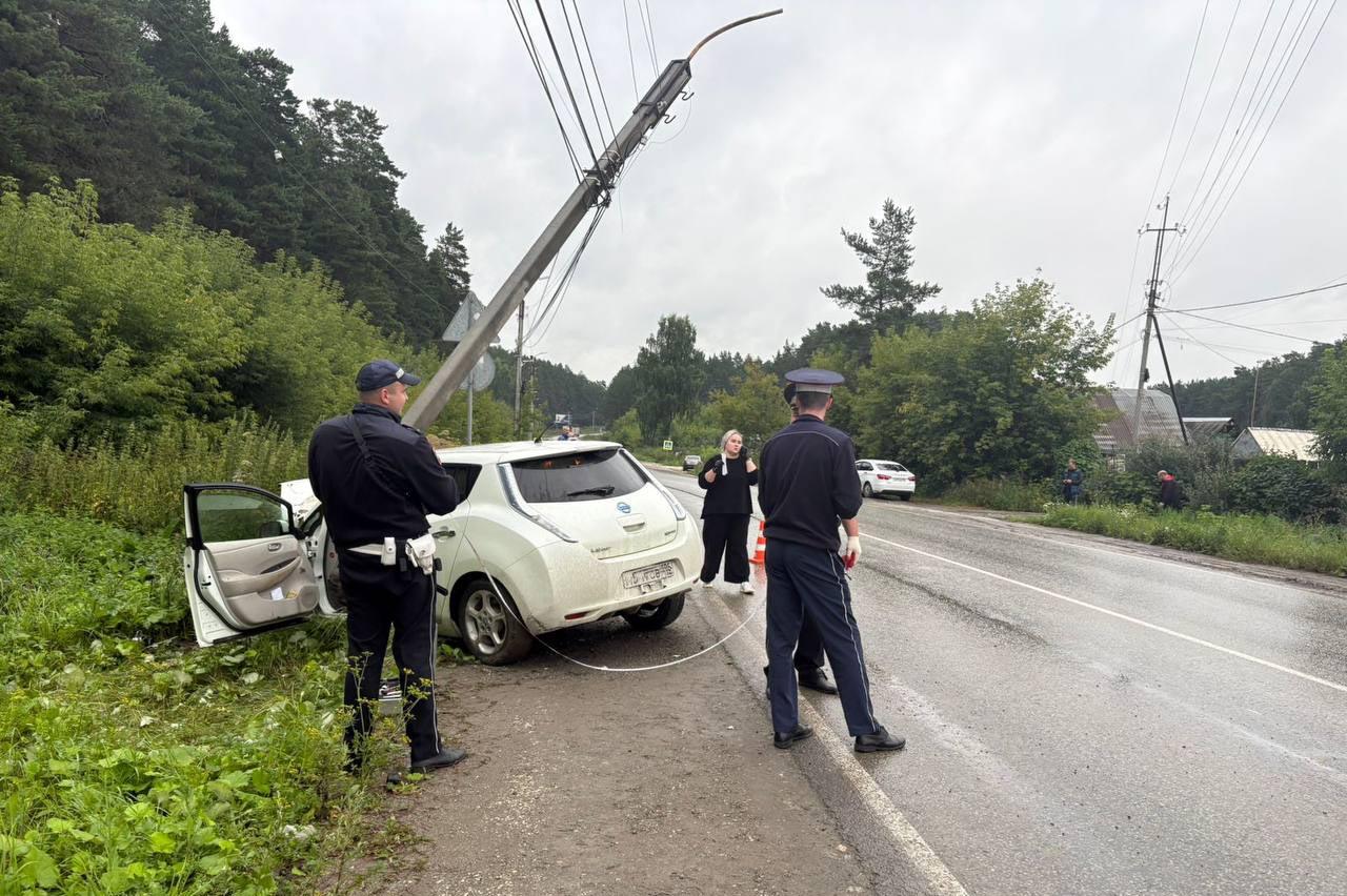 В Березовском водитель «Nissan» влетел в столб и «убил» пассажирку - Фото 1