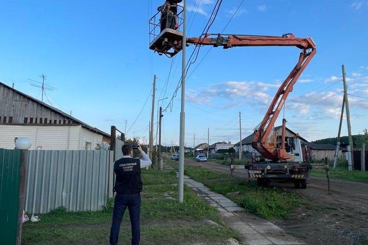 В Свердловской области оторванный ветром провод убил пятилетнего мальчика током - Фото 1