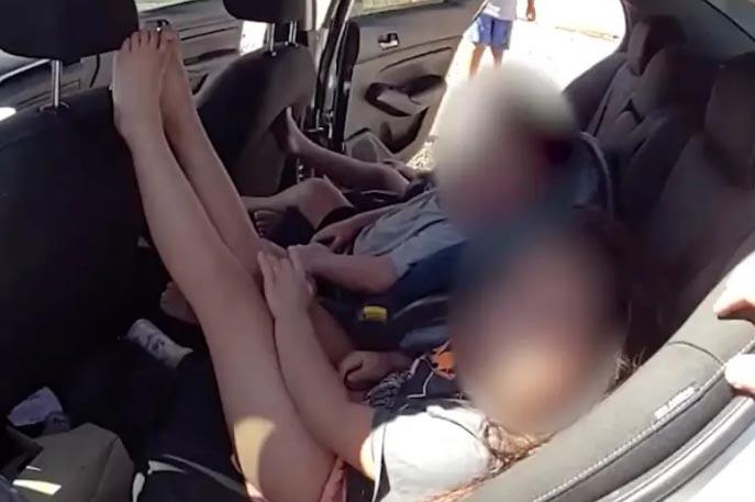 В США отец оставил четверых маленьких детей в раскаленной машине и ушел в секс-шоп - Фото 1