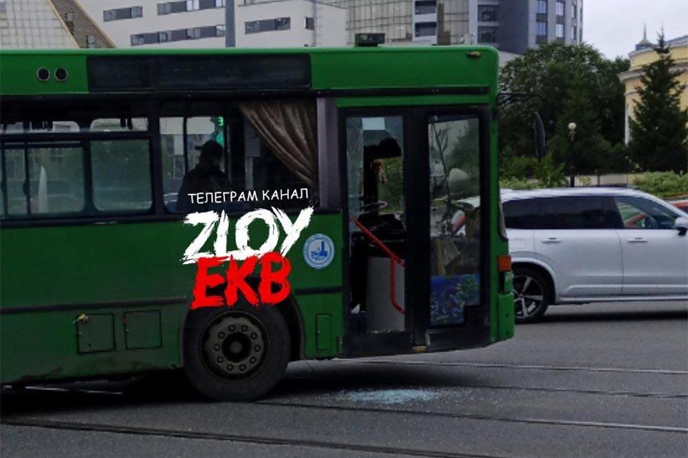 В центре Екатеринбурга водитель «Порша» после ДТП выстрелил в автобус - Фото 1