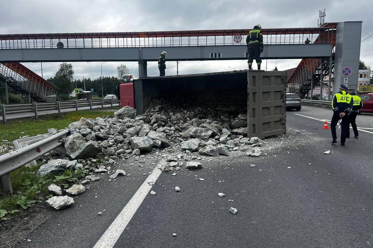 На подъезде к Екатеринбургу на М-5 Урал перевернулся грузовик - Фото 1